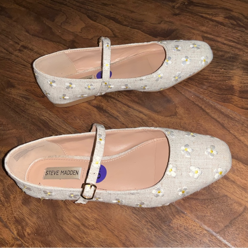 Steve Madden Tan and White Dress Shoes with Classic Design - Picture 2 of 4